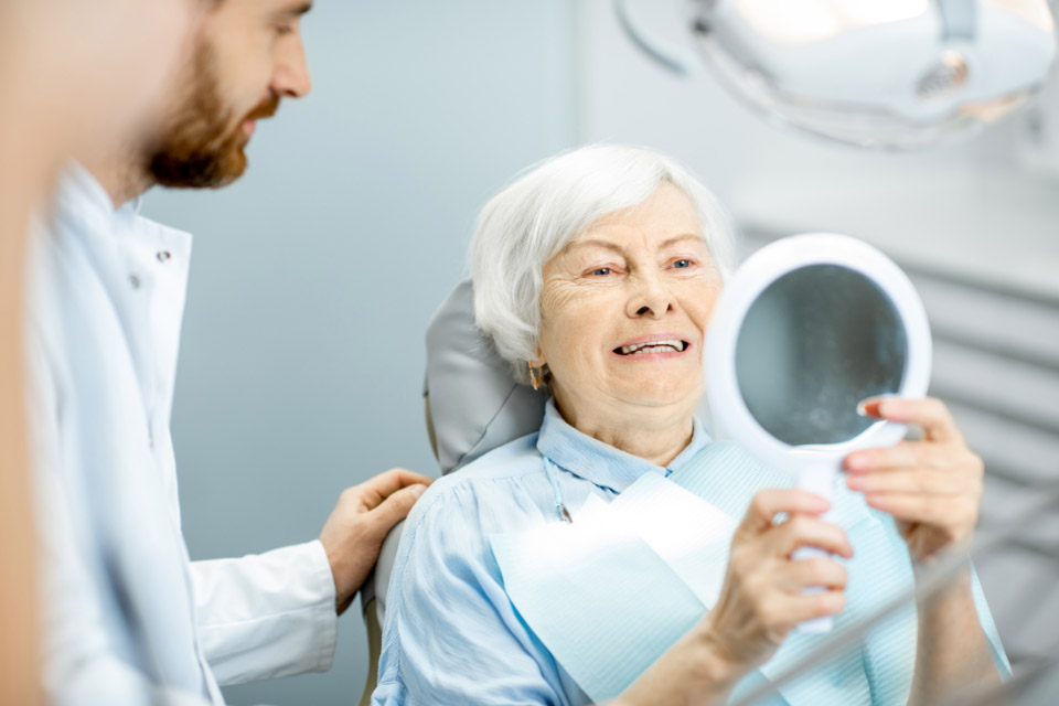 有植牙年齡限制嗎？植牙年紀60歲以上有風險嗎？老人植牙風險、注意事項說明
