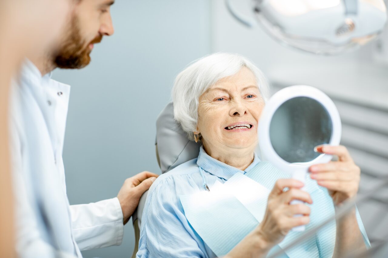 老人牙齒補助最高有五萬？老人植牙前必須知道的５風險